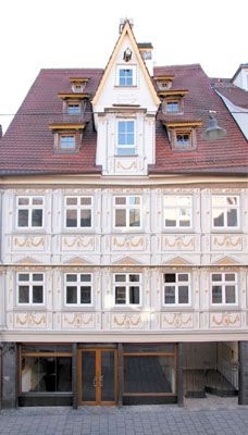 Denkmalgeschütztes Bürgerhaus in der Ulmer Altstadt mit Holzfenster und Türen