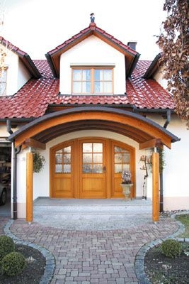 Sprossenfenster mit dreigeteilter Stichbogentür für Einfamilienhaus