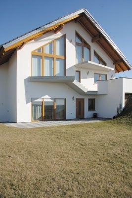 Wohnhaus in Emerkingen mit großformatigen Holz-Aluminium-Fenstern